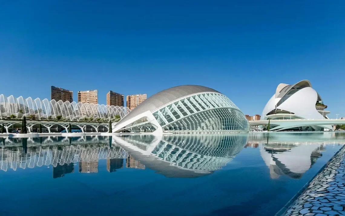 Ciudad de las Artes y las Ciencias de Valencia reflejada en el agua