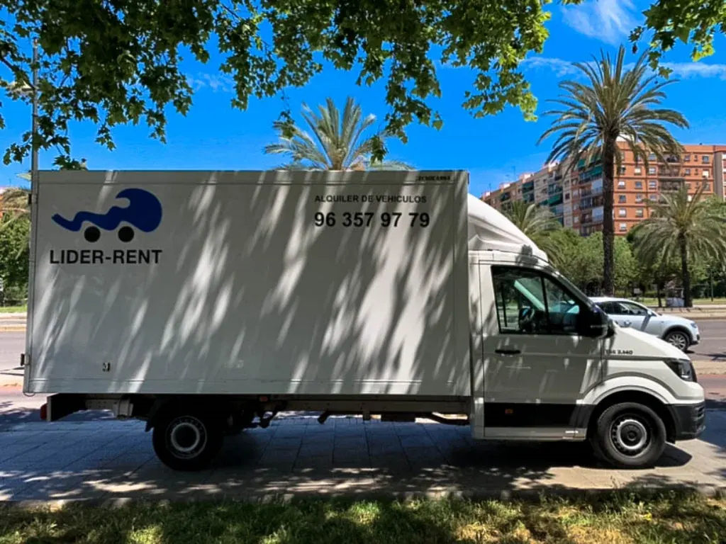 Furgoneta MAN TGE de gran capacidad y caja cerrada disponible para alquiler en Valencia