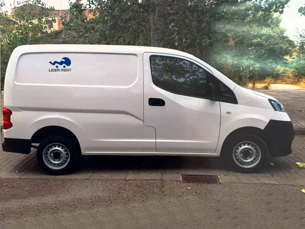 Furgoneta Nissan NV200 blanca de alquiler en Valencia