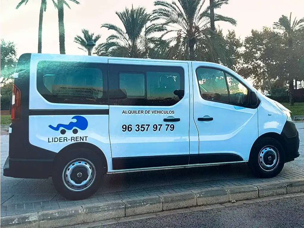 Furgoneta Renault Trafic de 9 plazas disponible para alquiler en Valencia